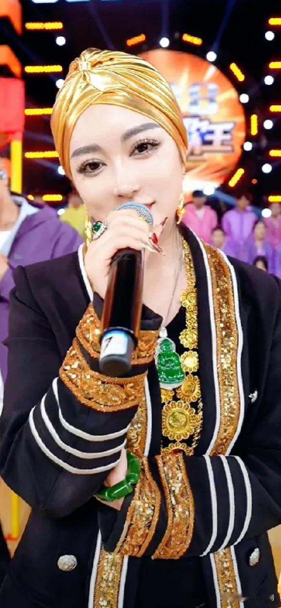 KS平台来了一位阴阳怪气的多金人
她头戴金盔，脖戴金琏，手戴金镯，全身金子打造，