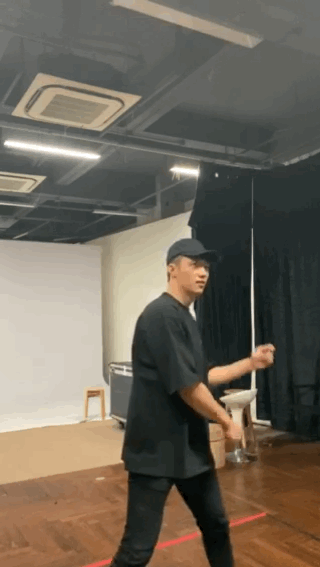 在📕已经被黄景瑜现在就出发扭大秧歌晃得眼晕了，他家务男时说，跳舞不适合我，别人