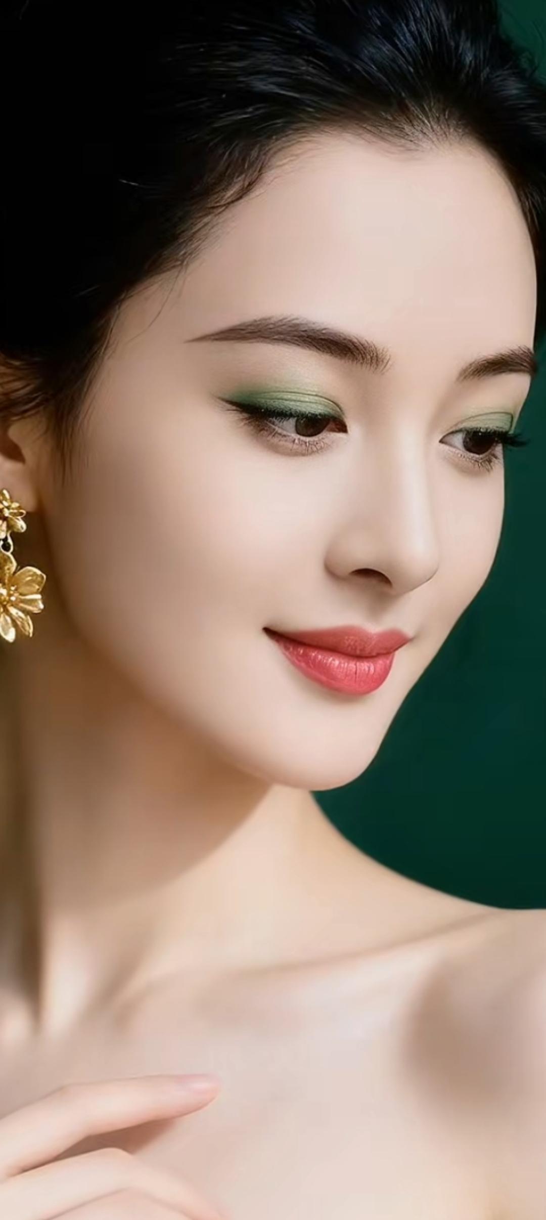 优雅气质，金饰闪耀，绿眼影点睛，红唇微笑，完美妆容