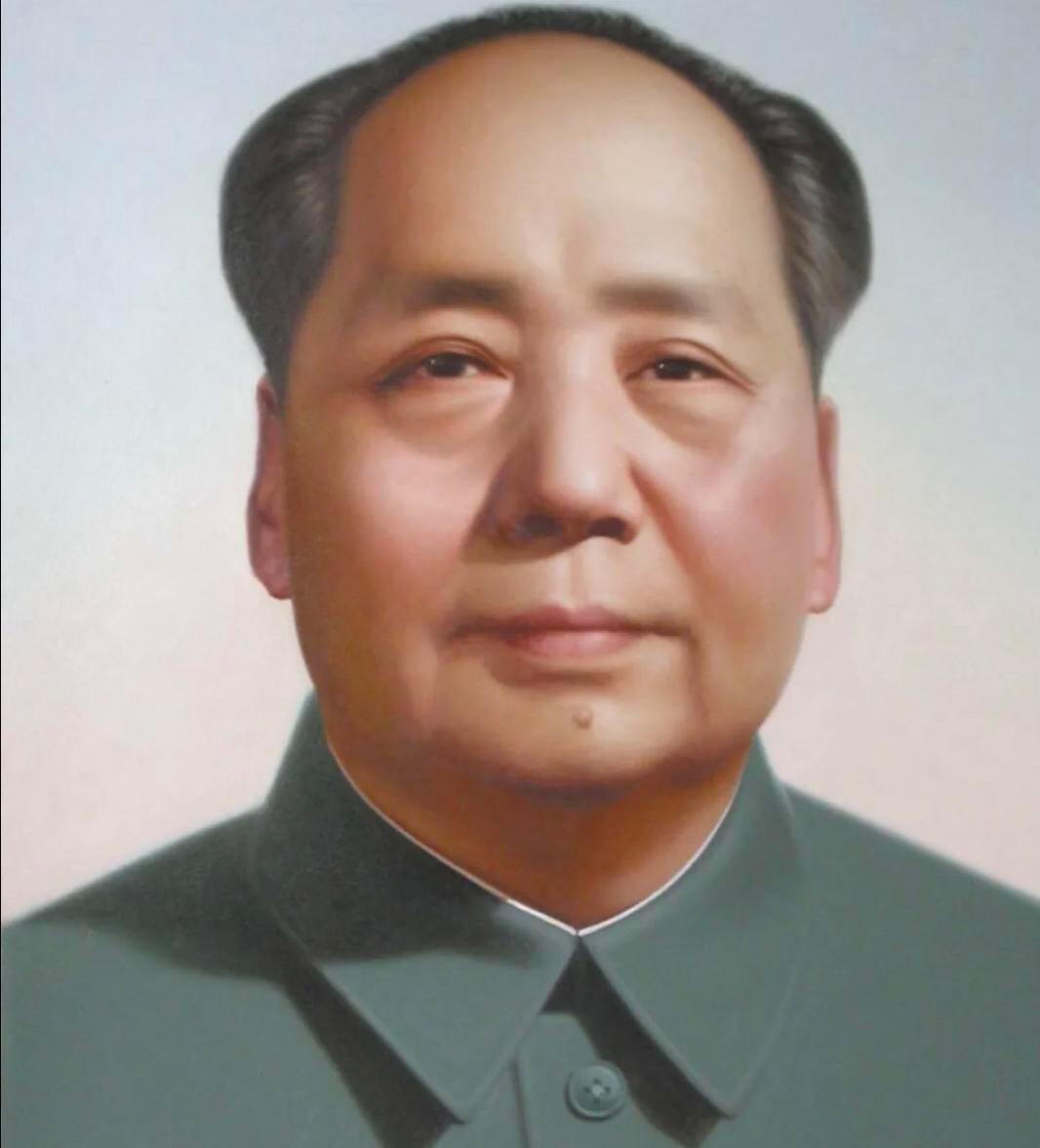 宋庆龄对毛泽东有着极高的评价，视其为“目光远大，举世无双的领袖和导师”。这种赞誉