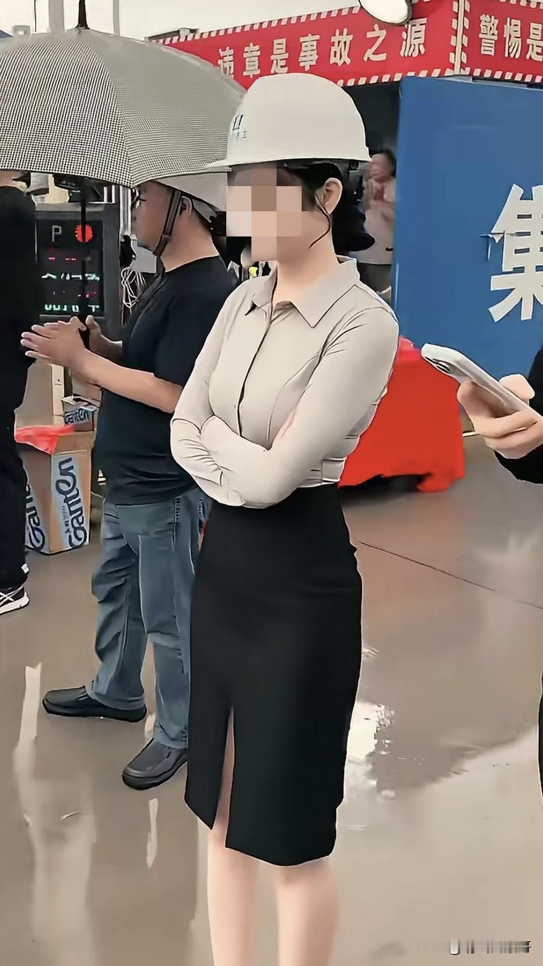 有网友扒出前几天很火的这个“女领导”的早期视频，整体来看她根本就不是什么领导，而