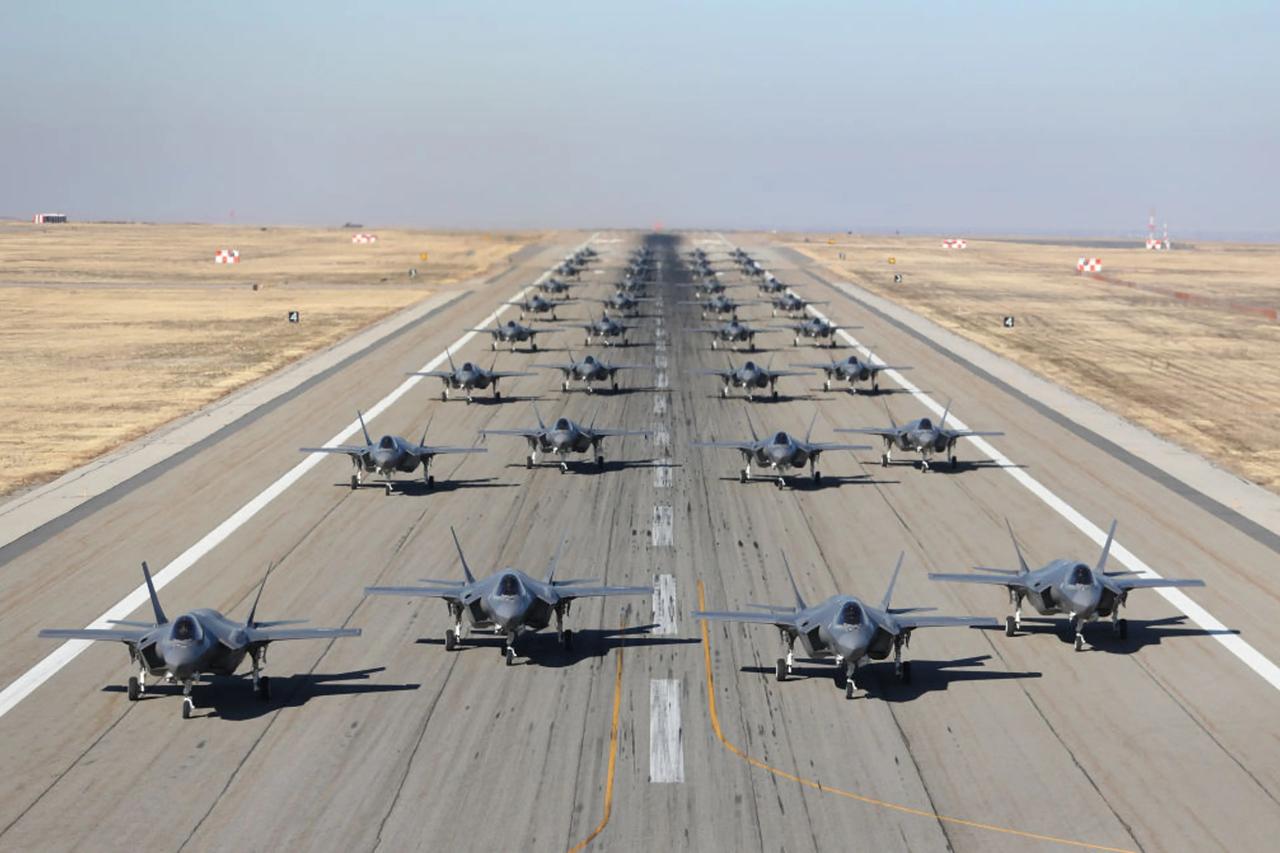 F-35连夜撤出中东，F-16顶上，美国在伊朗方向做出了一个不太常见的调整。
