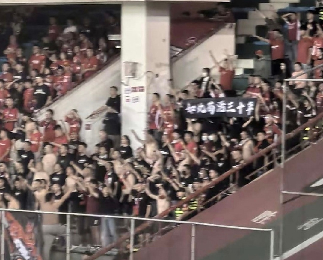 中国足球历史杀伤力最大的横幅之一只不过是对自家球队成都蓉城1比2河南队成都蓉城无