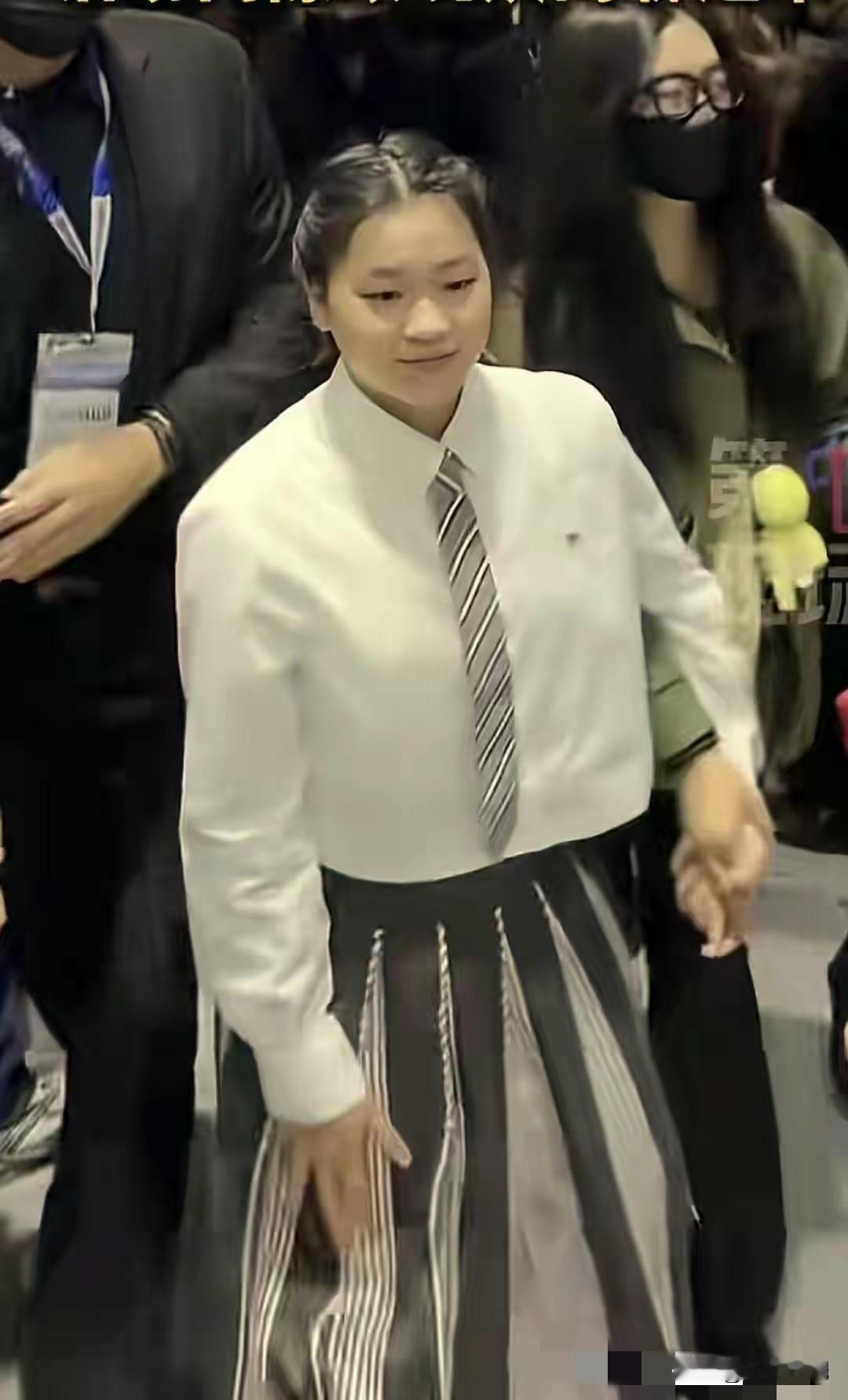 全红婵穿裙子上热搜，网友吵翻天，她却回了一句…
 
“如果攻击我能让你开心，那我