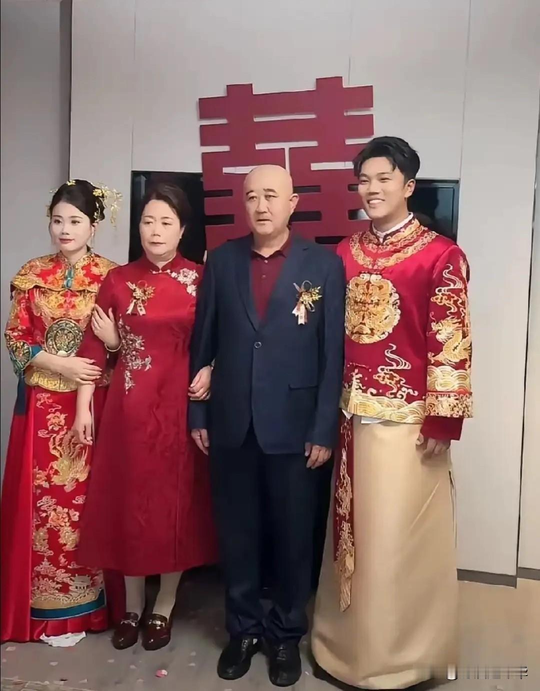解清帅大婚之日
清一色豪车开路，宴请40桌嘉宾，每桌30个菜2499元，网友不乐