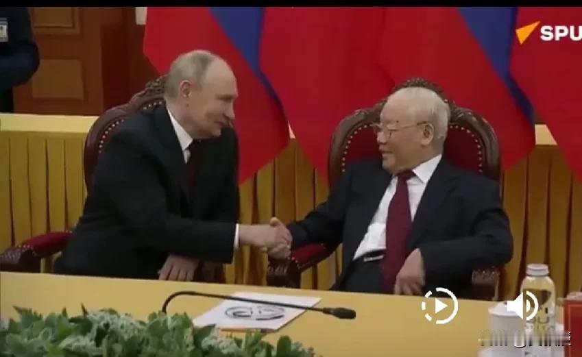 普京总统访问越南🇻🇳
越南举行了隆重的欢迎仪式，普京在越南共产党中央委员会大