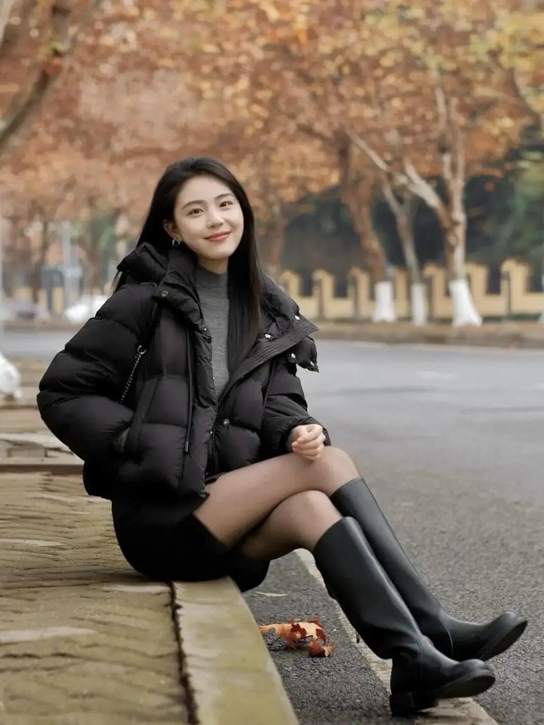 冬街漫步

寒林叶暖衬轻装，笑靥随风带暗香。
漫踏晴光人似玉，一衣烟火半城霜。