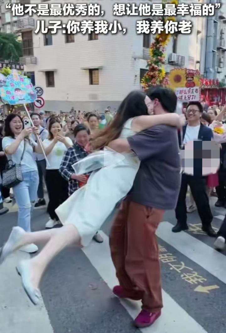 被这母子俩幸福到了！
 
6月9日重庆高考结束，考场外一位妈妈捧着两米高的巨型花