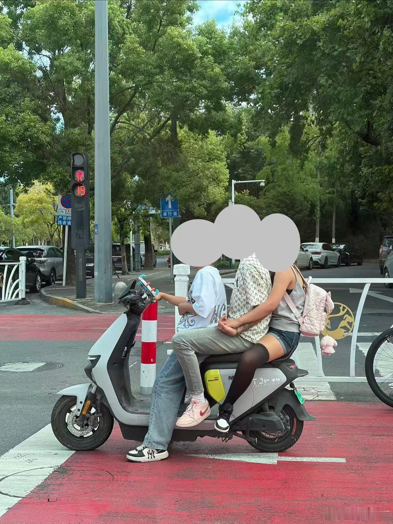 三个人一辆电瓶车，后面两人是情侣，骑车的就是个移动灯泡和免费代步工具，那么问题来