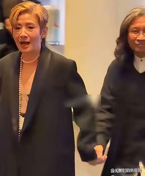 真是越老越没个正经样儿了，都一大把年纪了，还露给谁看呢？
近日，吴君如与陈可欣一