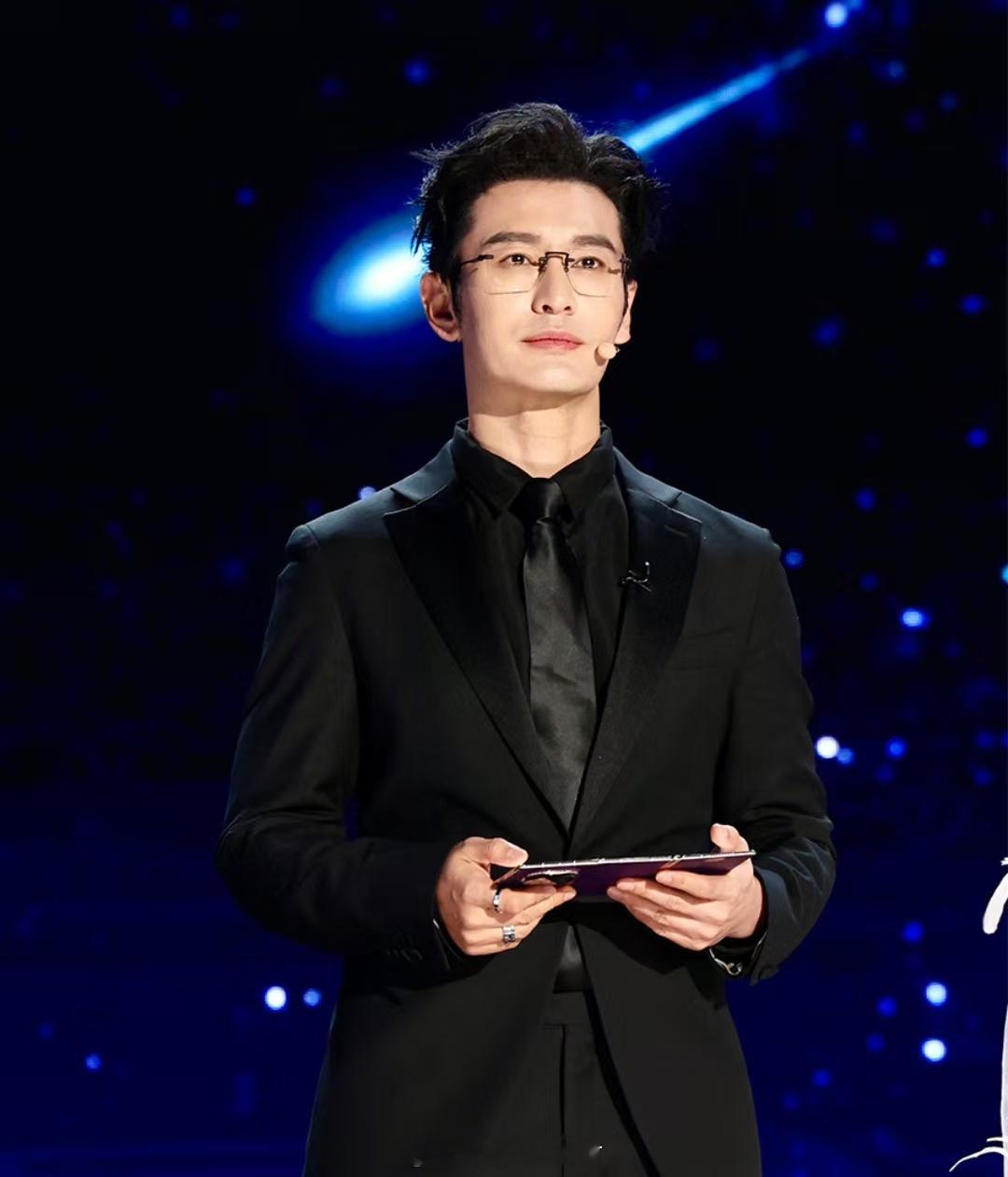 咱就是说，看到鸿蒙星光盛典 撒贝宁、谢娜、王冰冰这些主持人手里的手卡居然变成华为