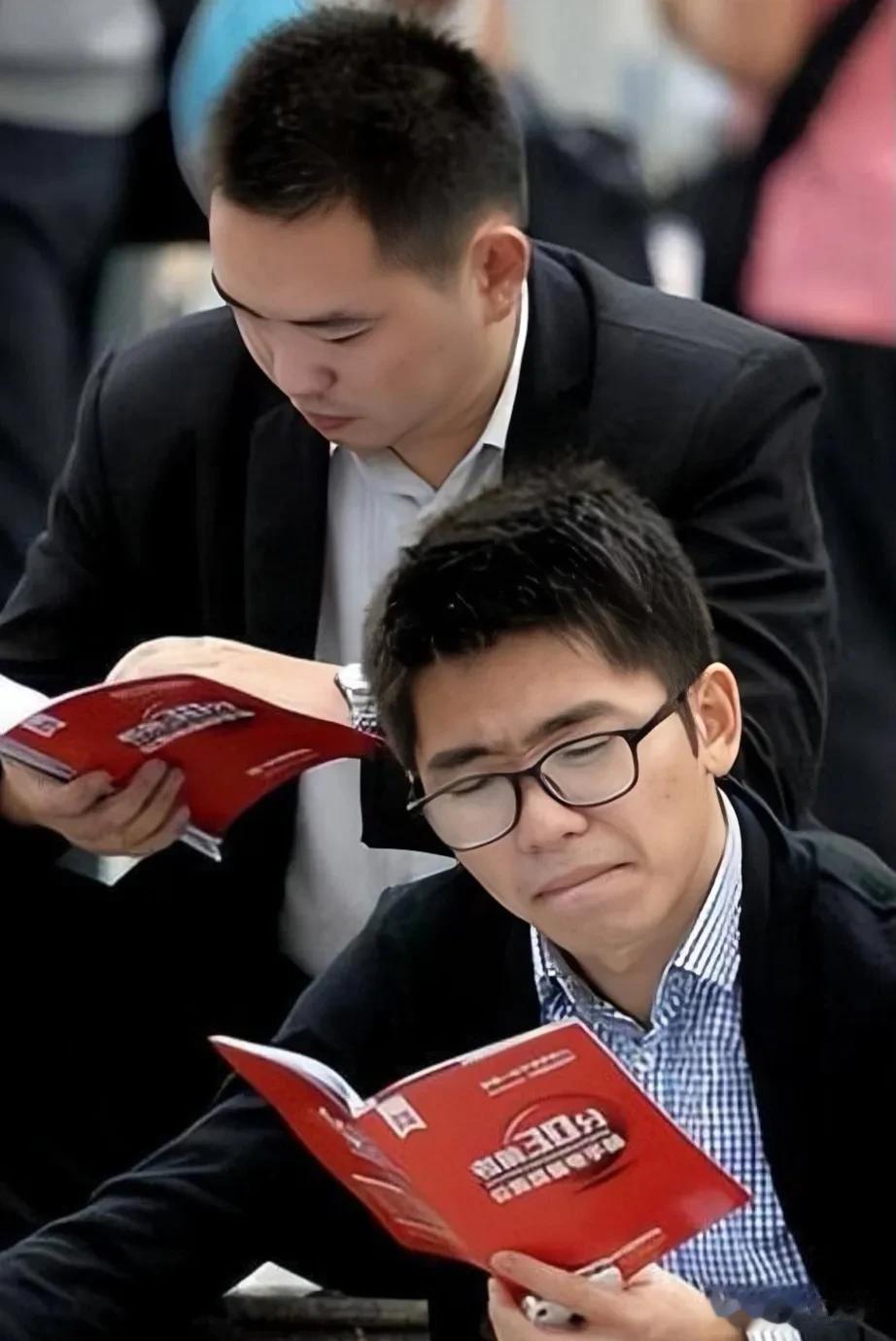 这些年，是什么样的一批人挤破脑袋也要考公？

1.家境优越、且有一定家庭背景的人