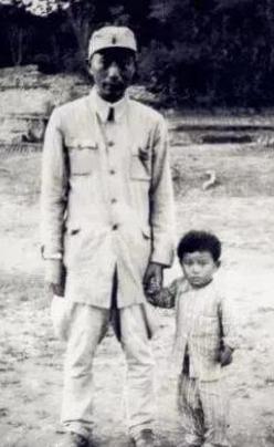 1980年，人民大会堂新疆厅，一个44岁的日本妇女见到坐在沙发上的81岁老人，二