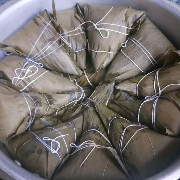 关于粽子的疑问
  小时候端午节吃粽子，大人说是纪念屈原，我就非常疑惑地问了个无