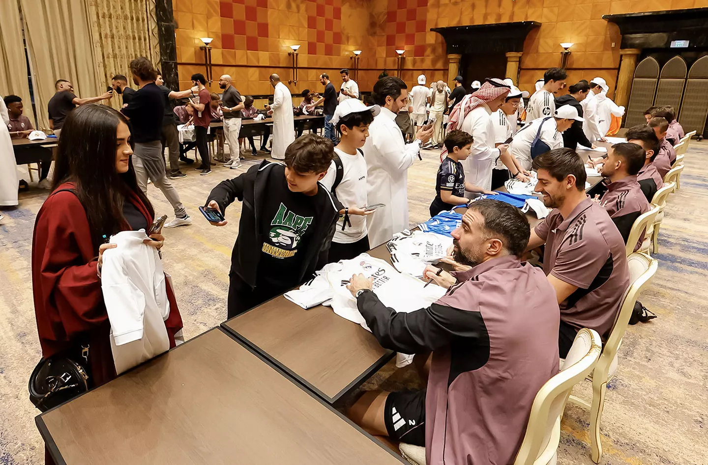 球队出席球迷签名会。西班牙超级杯halamadrid