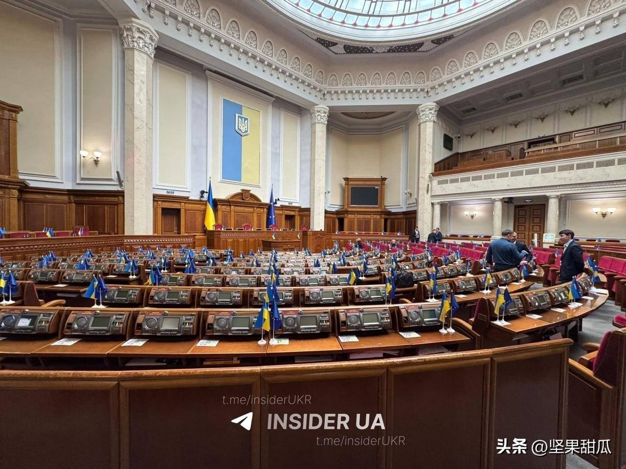 议员去哪里了？ 一张乌克兰最高拉达议会上午 10:00（工作日开始）的照片正在网