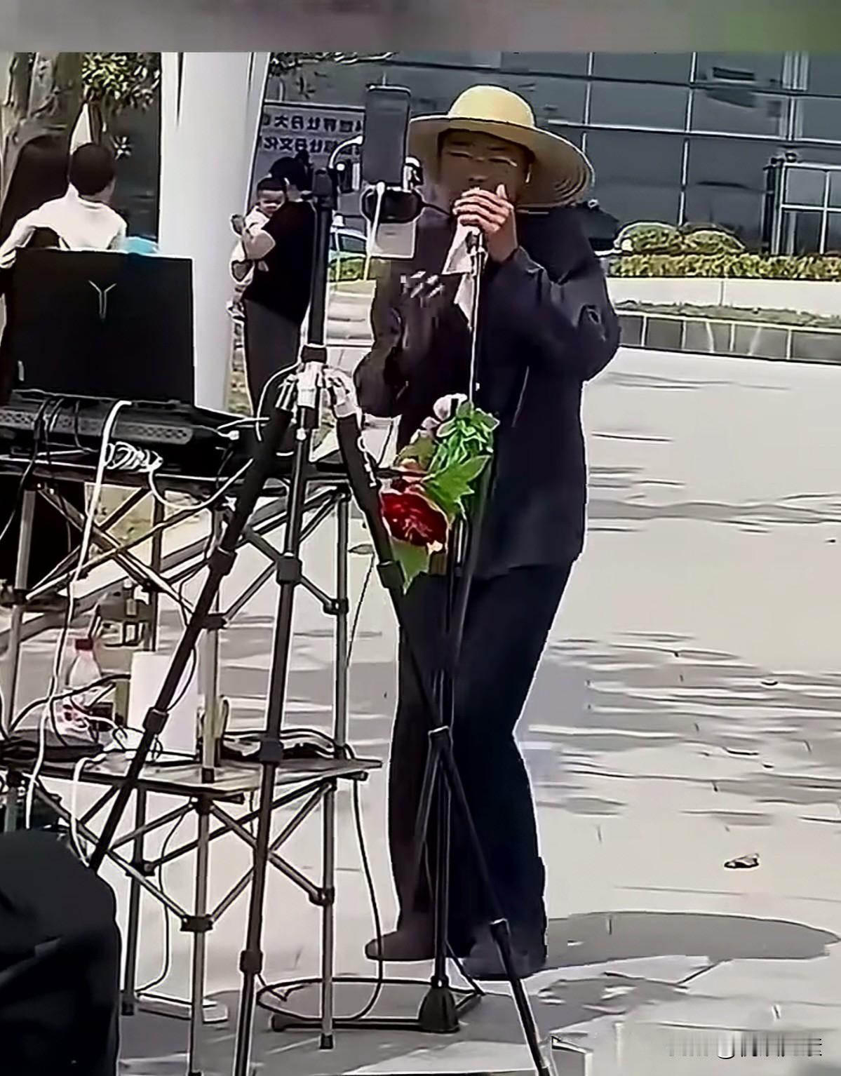 英雄不问出处的。
早期郭有才老师火车站演出现场，
粉丝寥寥无几，门可罗雀。
这才