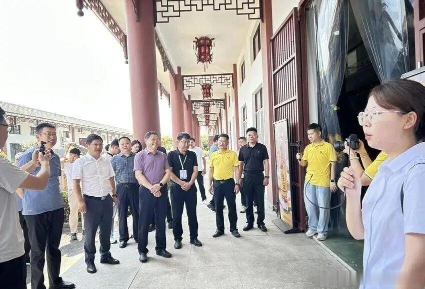 房县 6月29日，“坐着高铁看中国·秦楚天堑变通途”主题宣传采访团走进房县，实地