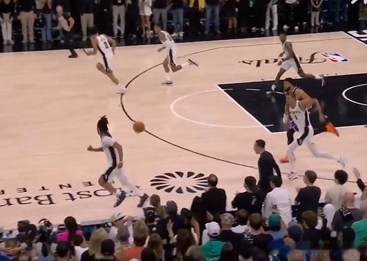 NBA马刺已经把绝杀机会打出来了，又拱手相让，文班最后的传球他可能需要反思好一阵