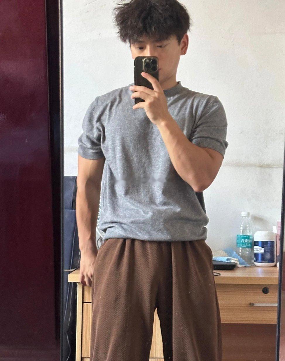 眉眼有点像初中的白月光但看面相很花而且心眼子会比较多[喵喵] ​​​