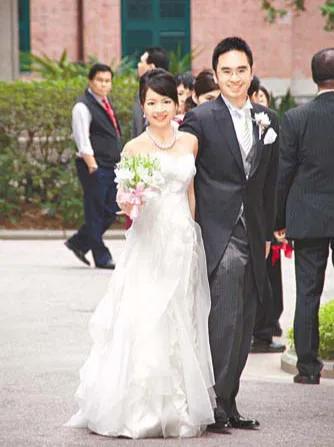 2009年11月，郑志刚迎娶小2岁的余雅颎为妻，并承诺爱妻子一生一世。
长得娇小