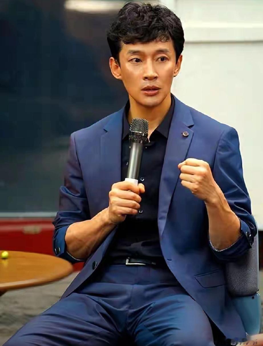 颜值不输靳东，演技比肩张译！48岁曹磊演83部戏，却无人识名
 
    他是靳