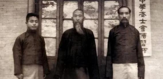 1920年，日本高手板垣一雄挑战孙禄堂，刚交手就被打倒在地，他不服，对准孙禄堂开