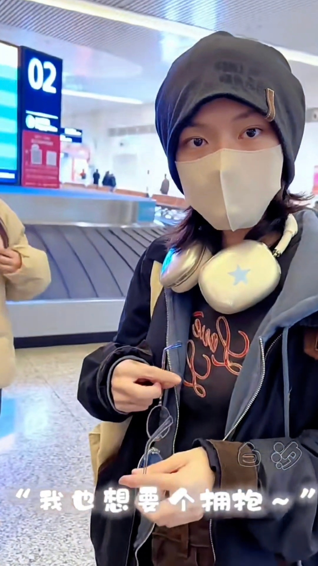 好了陈文淇现在你欠我两个拥抱一个亲亲一个摸头杀了陈文淇机场拥抱粉丝