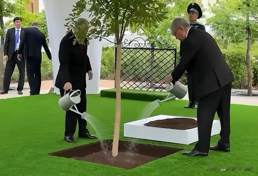 普京与托卡耶夫在哈萨克斯坦阿斯塔纳友谊巷种植一棵象征“俄哈友谊”的橡树！