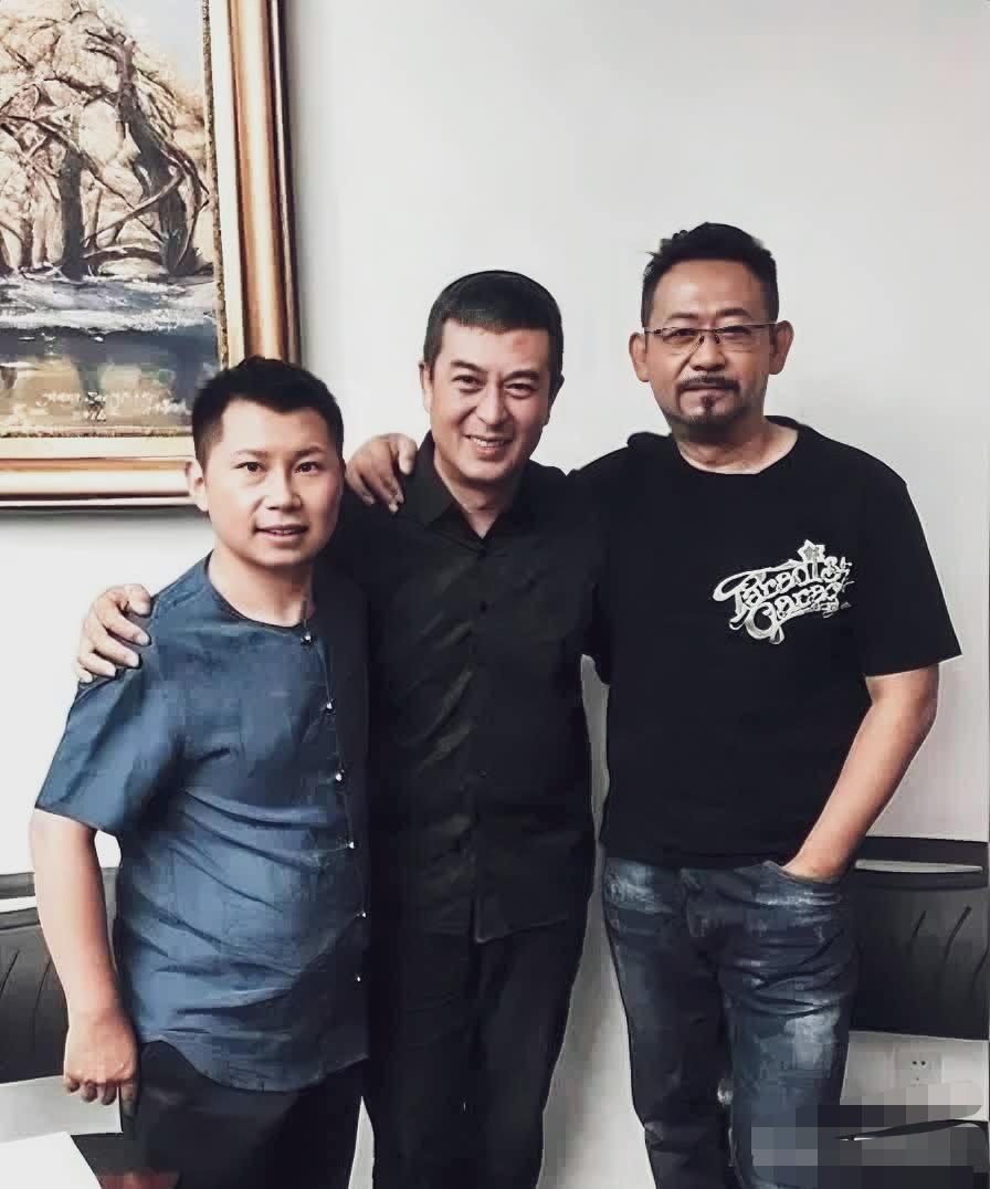 认识张嘉译，右边男生皮肤黝黑，像姜文又不是姜文，肯定是他弟弟姜武，左边特别不认识