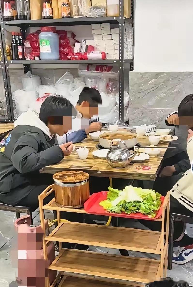 近日，贵州贵阳，4个小朋友来到一家火锅店，手里提着一条一斤左右的鲤鱼。他们怯生生