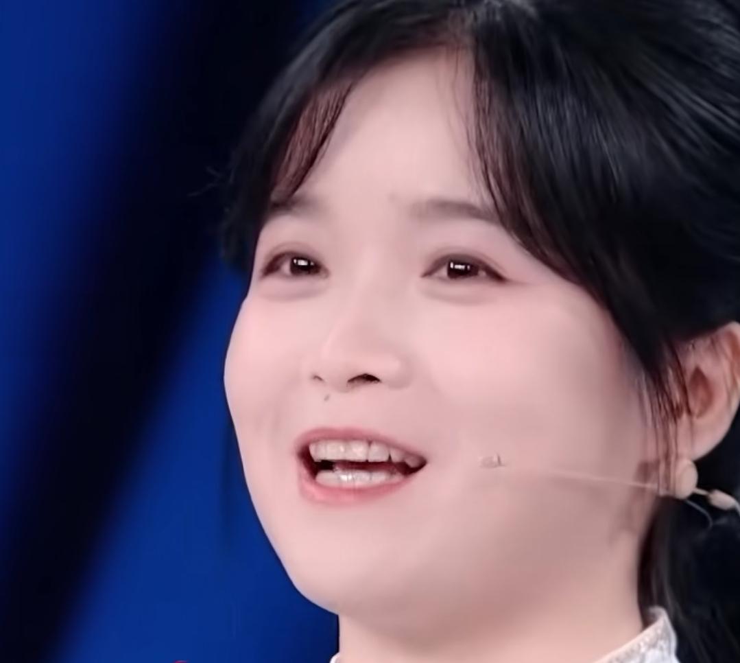 你肯定想不到，起个名会多草率。这对双胞胎姐妹，姐姐叫灿，妹妹叫烂，搁谁都会觉得不