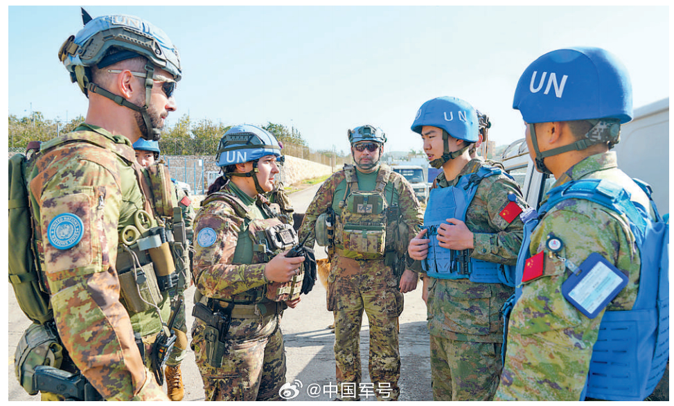 【赴黎20载，中国蓝盔以实干守卫和平】今年是中国蓝盔赴黎巴嫩维和20周年。当前黎