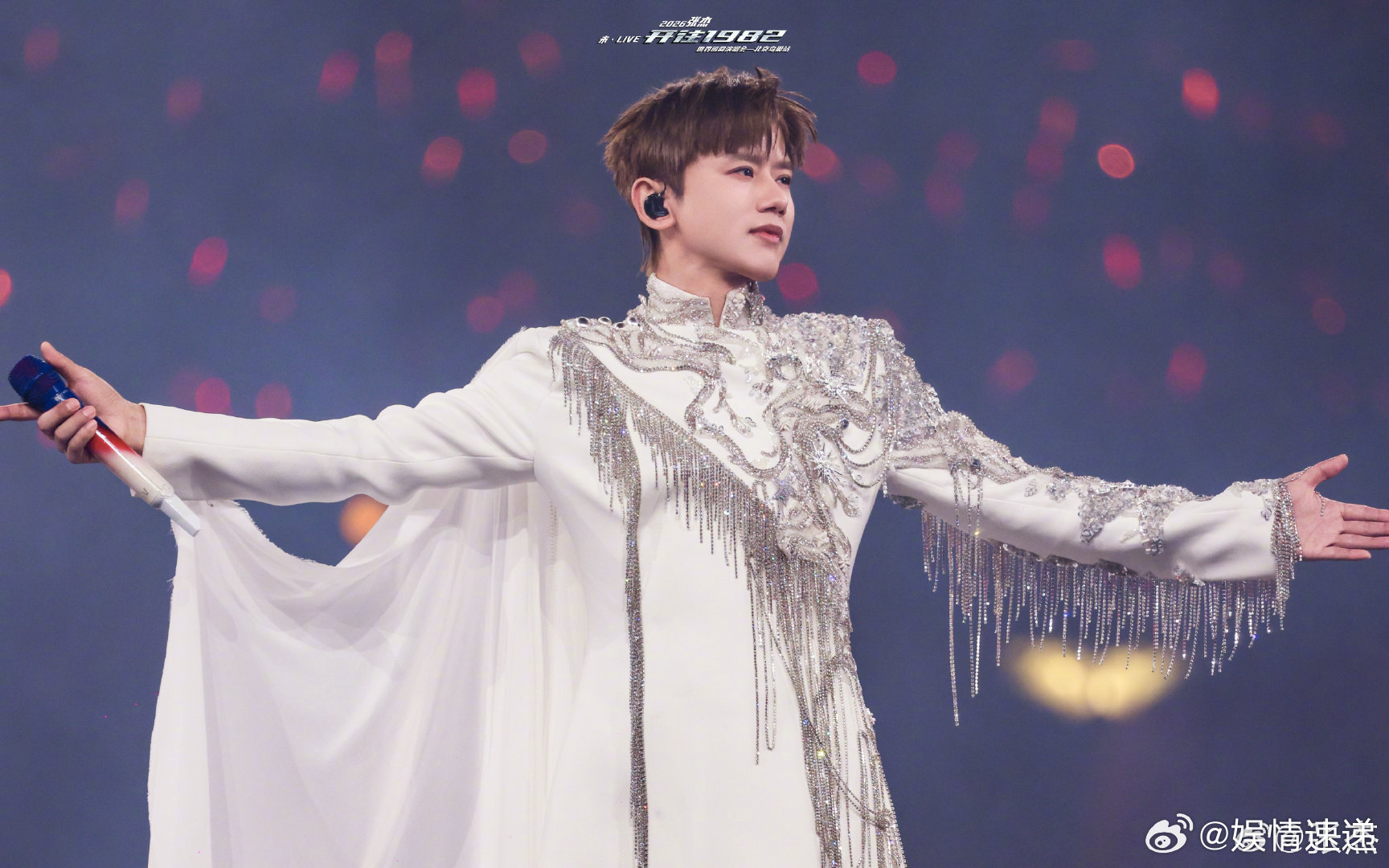 张杰的魔法是粉丝的爱粉丝就这么宠张杰谁不羡慕张杰和粉丝！台上互相逗乐，满满的真诚