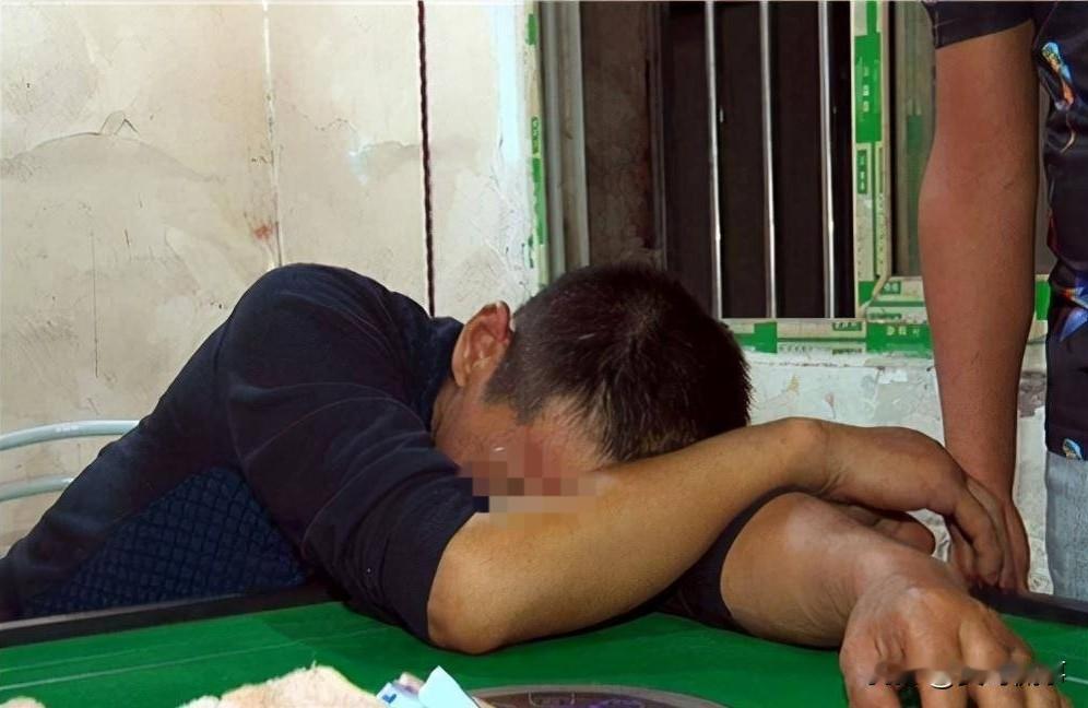 广西梧州，男子和朋友在一起打麻将，因玩得过于投入，直至次日早上7点才结束。怎料，