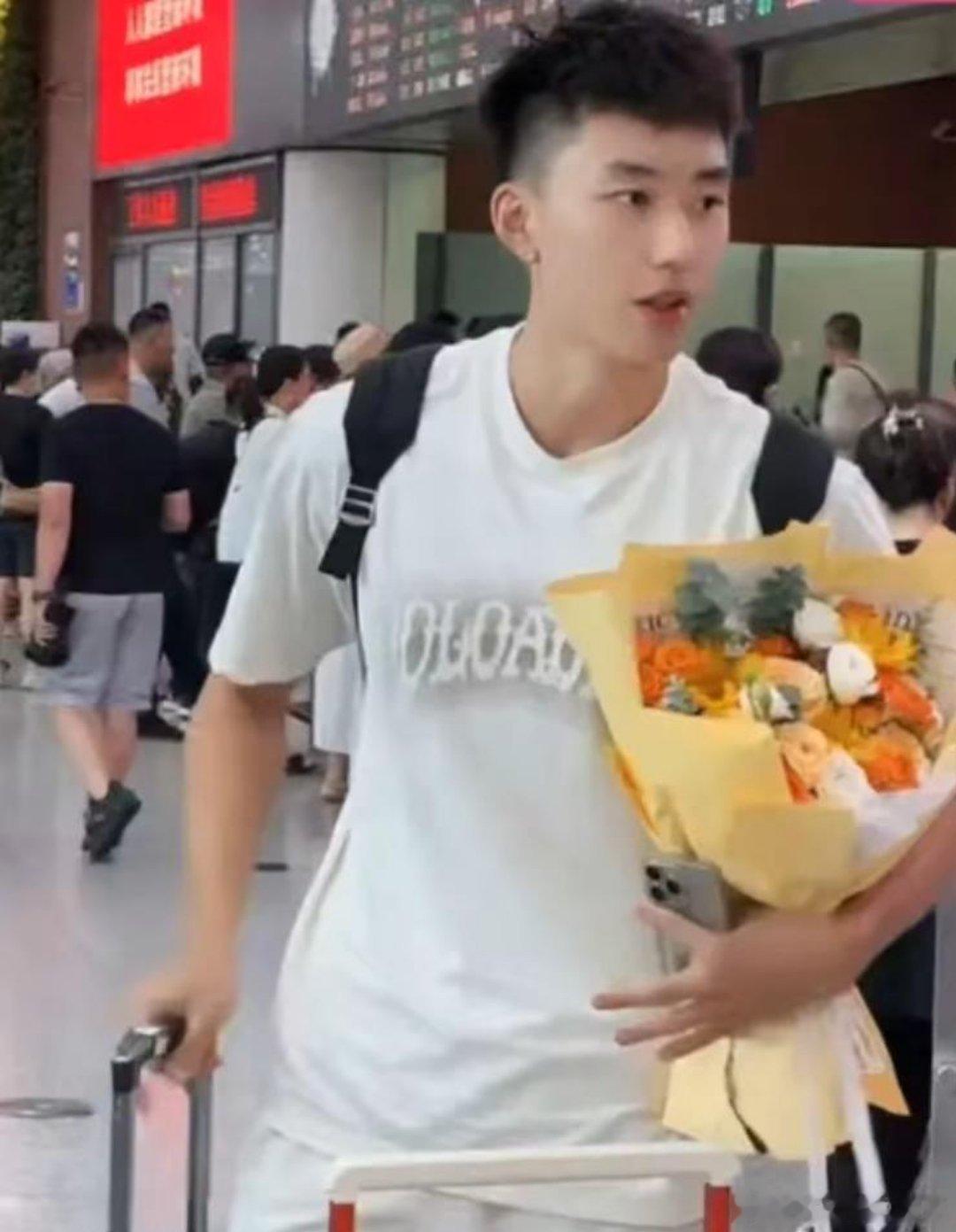 辽宁男篮 段睿骐到沈阳了，真帅啊
