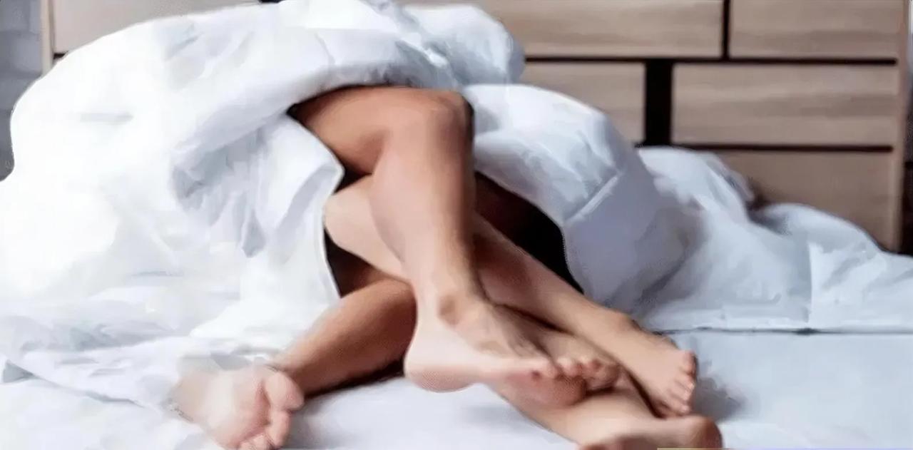 小林打开家门，发现门口放着爸爸的鞋子。爸爸应该在出差，难道他提前回来了？再一瞥，