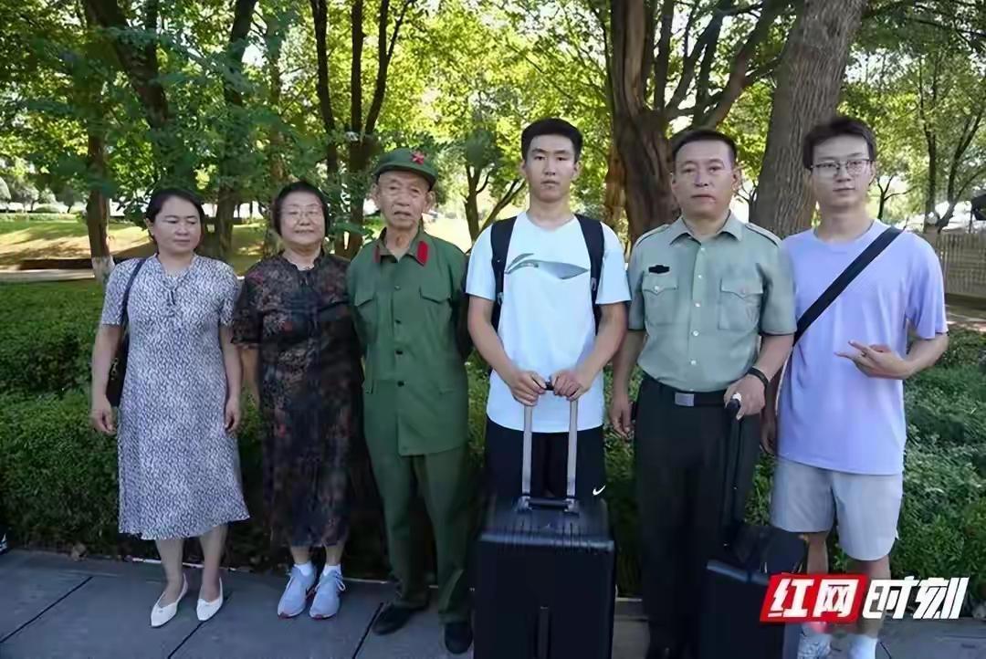 军人或退役军人的孩子，从小受到家庭的耳濡目染，对军营有着天然的感情，无论是思想还