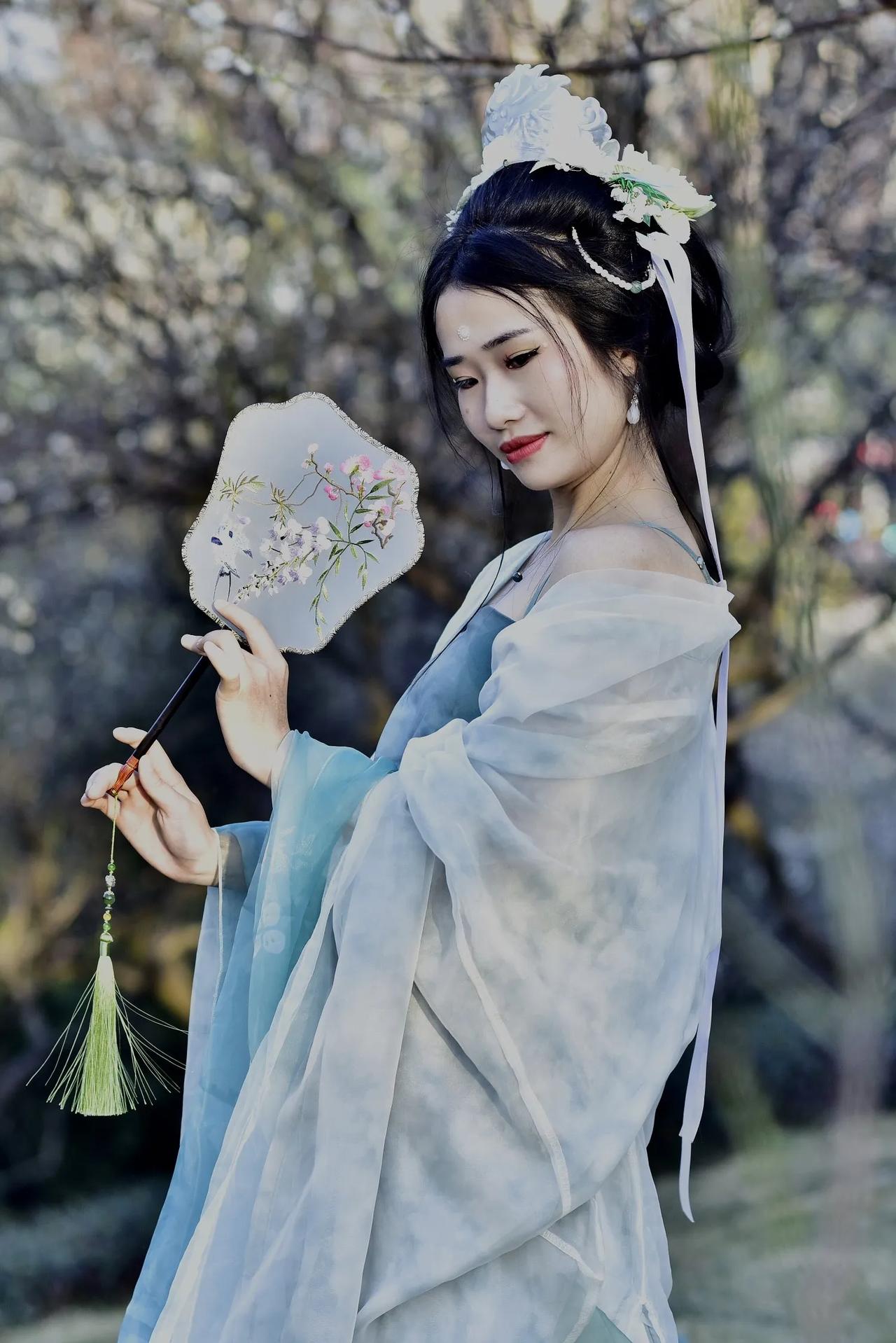 古风仙子手持团扇，韵味十足。花间倩影 婉约丽影 美人清影 如画佳人 陪衬佳人 缨