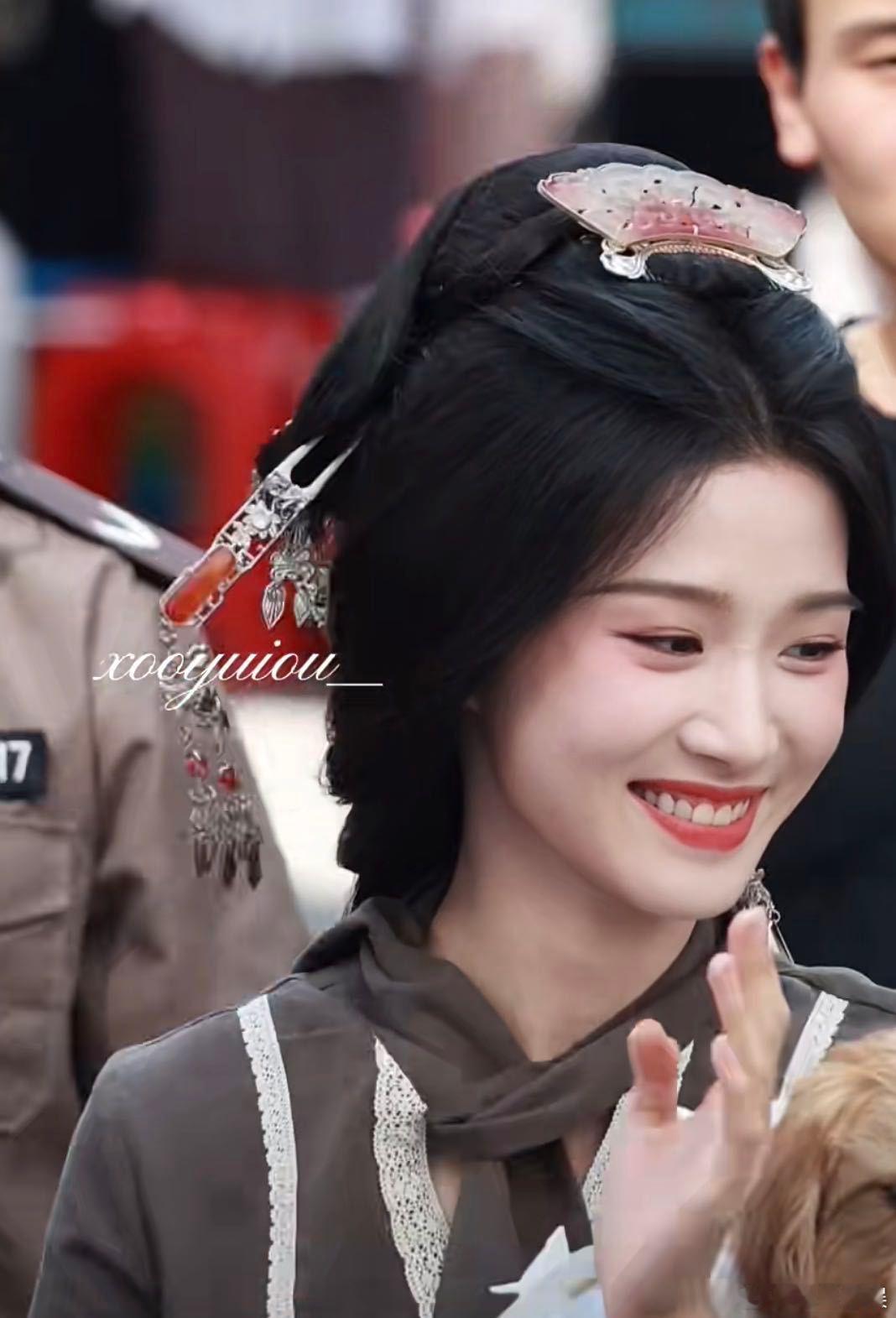 卢昱晓被生日饭撒牌逗笑了卢昱晓急的跳了段手势舞生日第一天出工还这么宠粉，认真回应
