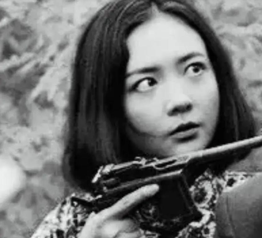 1944年，刘杰英不幸被俘，日军向她的腹部和腰部各捅了一刀。并且将已经昏迷的刘杰