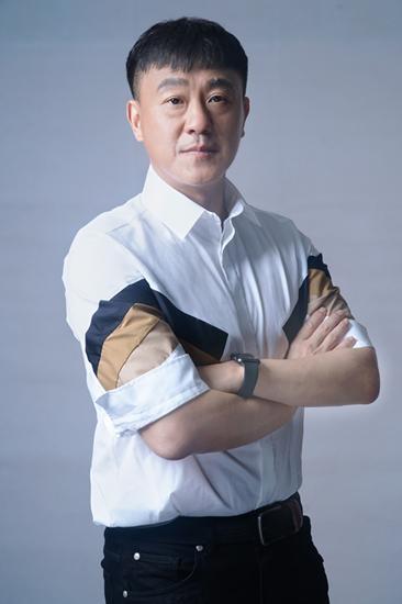当年，何冰看着《情满四合院》的剧本直冒冷汗，剧情中他和不同的女人有很多吻戏，他找