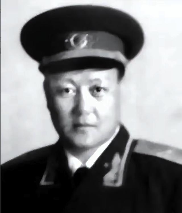 1949年，解放军师长刘炳彦去北京饭店吃饭，突然看到一个服务员举止异常，还有些眼