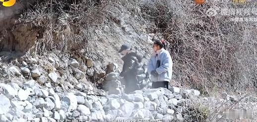 赵露思下意识弯腰清理路中间石子 没有导演喊卡的善举最真实！俯身拾起的不止是石子，