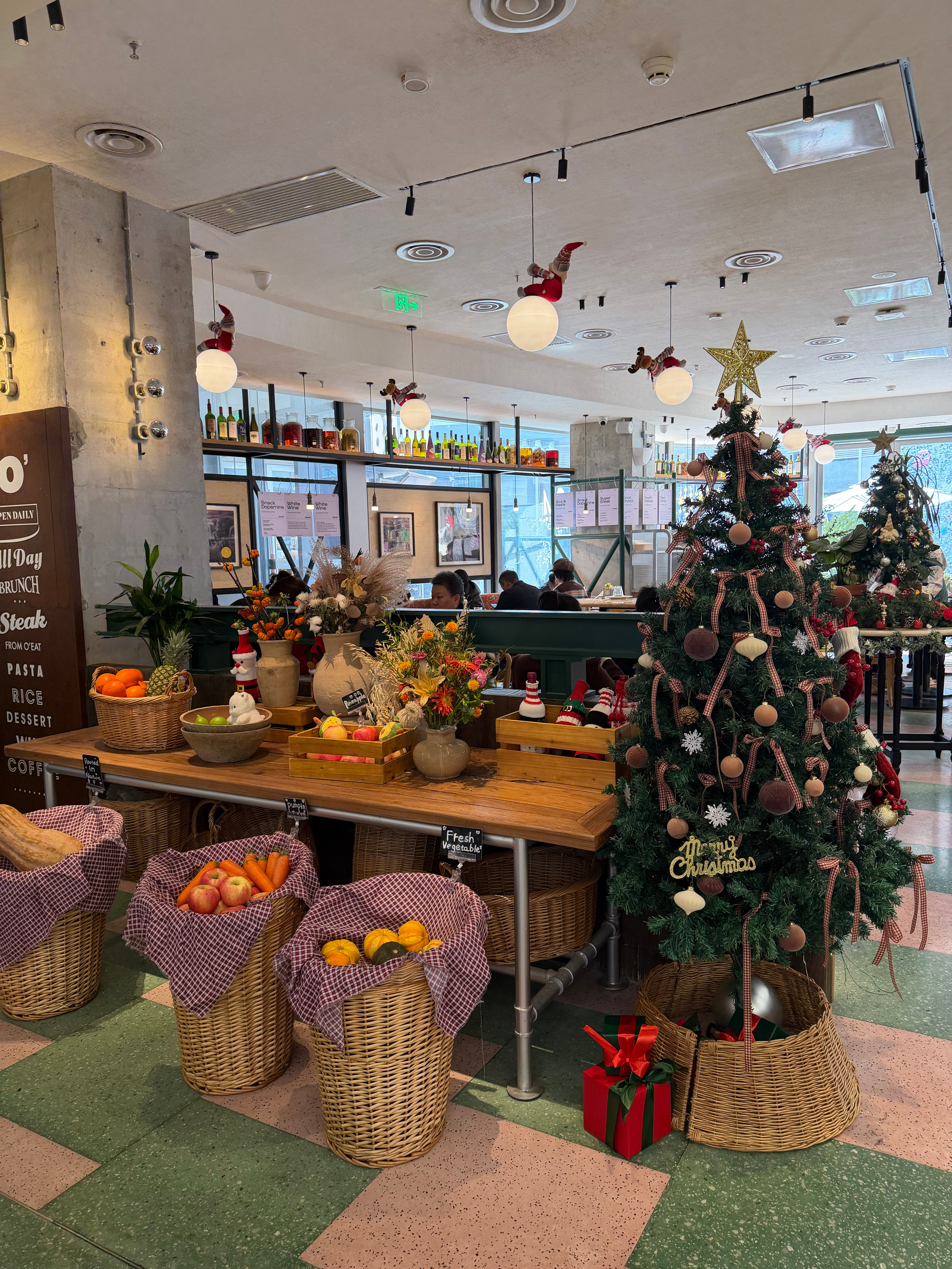 今天在oeat吃了一餐漂亮饭强烈推荐  草莓🍓栗子蛋糕🍰 