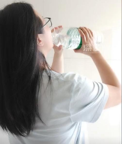 太惊险了！8月7日报道，河南一女子做胃肠镜前，为了让清肠效果更好，竟在两个小时内