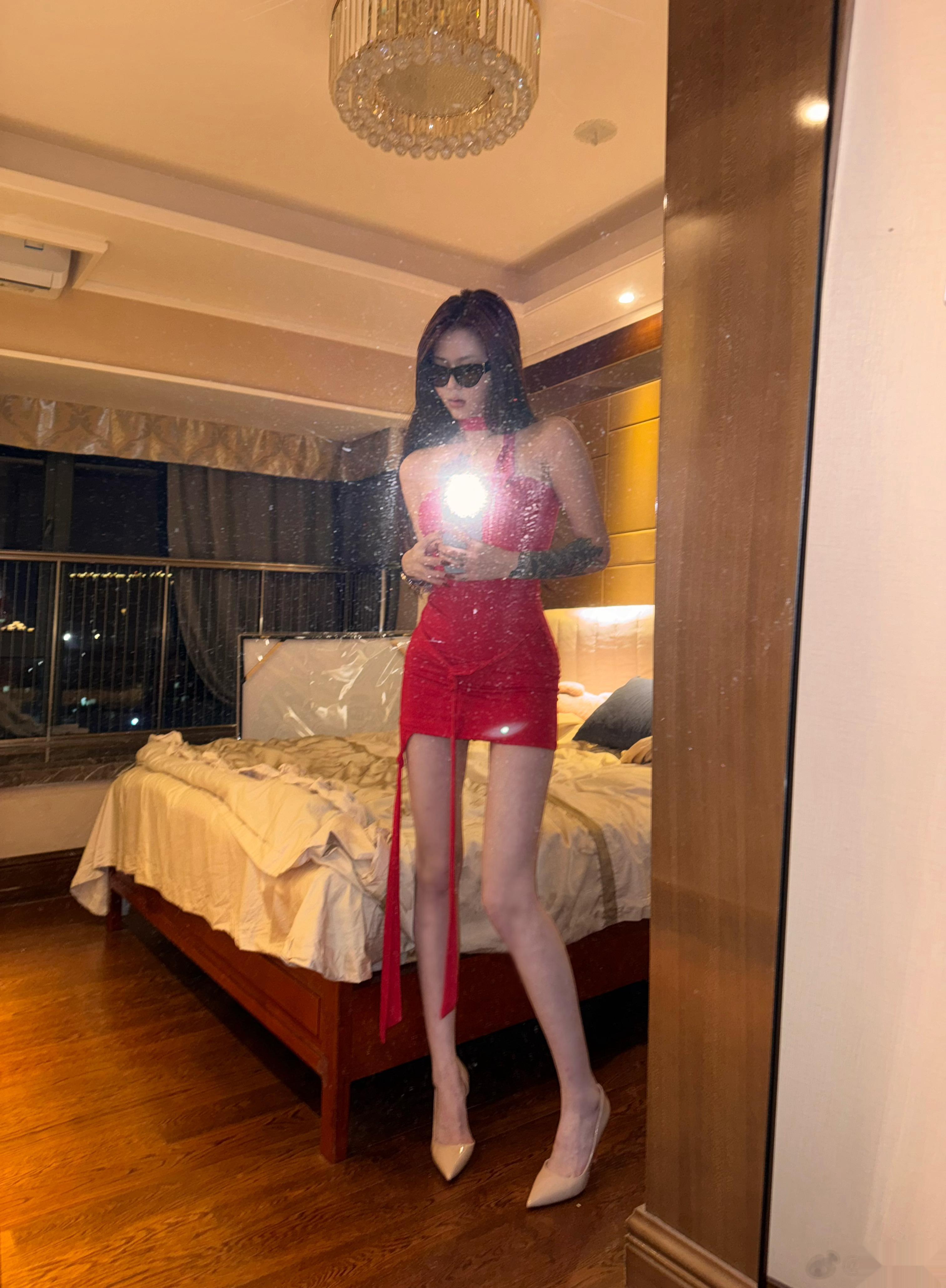 看了一下黑粉评论嗯哈哈哈哈 眉毛底下挂两蛋光会眨眼不会看🫤 无所畏惧 使劲黑我