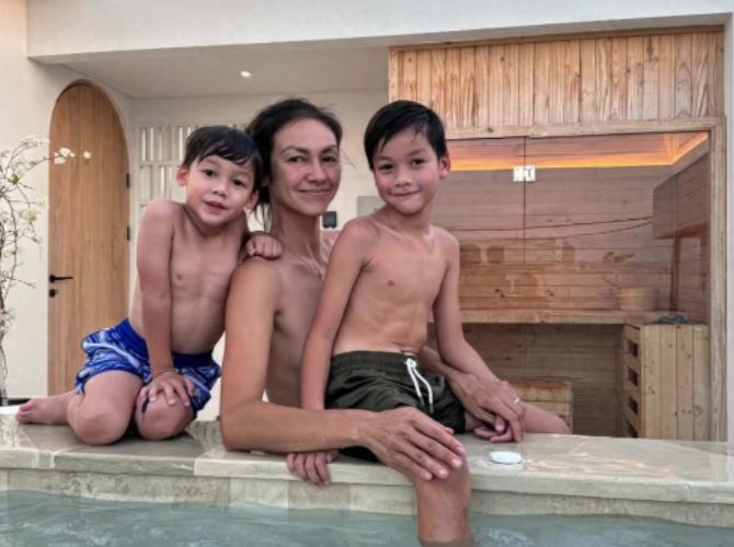 全网吵翻！44岁名模裸身与儿子合影，亲情自由还是边界缺失？

44岁混血名模虹萱
