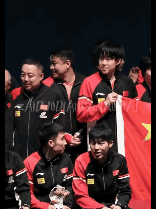 为国争光的王楚钦，当领导的都特别喜欢。

世乒赛国乒合照，大头拿着国旗的一角站在