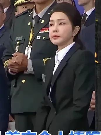 韩国最大的汉奸！熟称二狗子！自己国家阅兵完事，最大的头子当着全国人的面给外国人汇